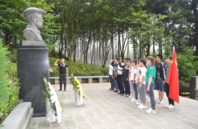 中共保山安利醫(yī)院有限責(zé)任公司支部委員會(huì)開展“不忘初心，牢記使命”愛國(guó)主義專題教育活動(dòng)