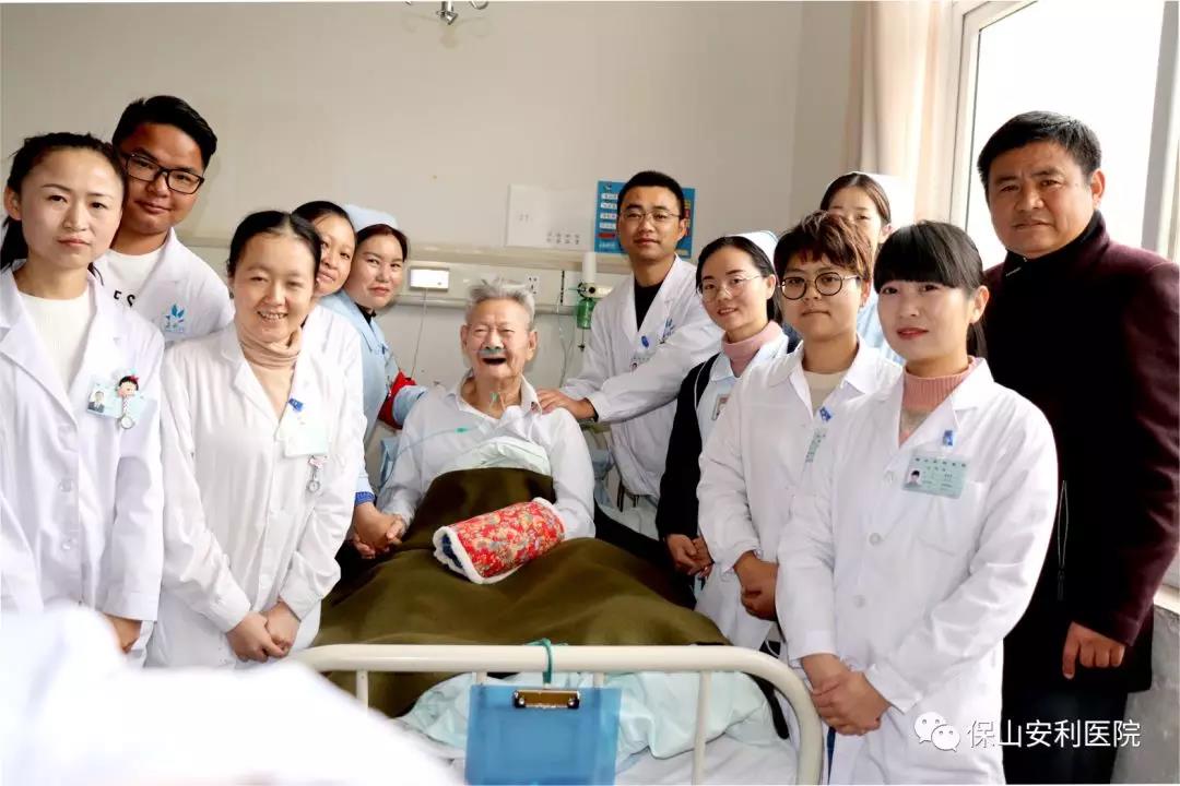 97歲八路老戰(zhàn)士身患多種疾病，常年住院視醫(yī)院為家，醫(yī)護(hù)為親人