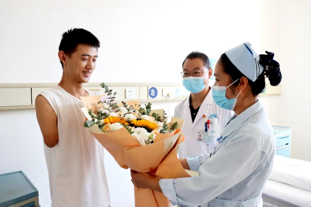 【保山安利醫(yī)院】雖然失去了雙臂，但他用堅強、樂觀的態(tài)度讓生活充滿陽光！